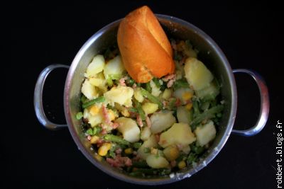 Boontjes, spek, aardappel en wat maïs